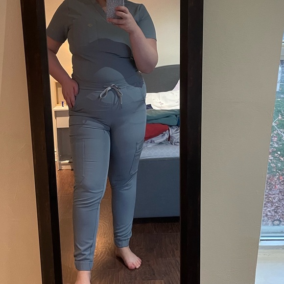 Scrub set - Picture 2 of 2